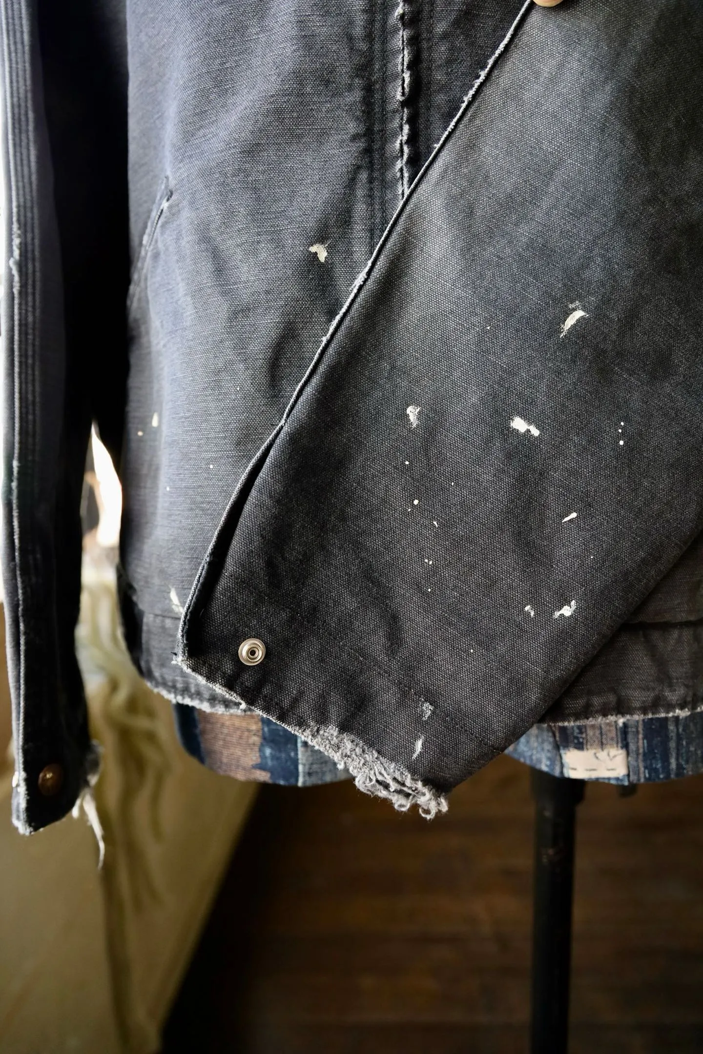 SAINT Mxxxxxx DETROIT JACKET/DRUG/BLK Detroit Workwear Washed and Distressed Jacket Washed Black S-XL A super heavy-duty Detroit jacket. It took more than 3 months to develop. All details. No detail. Complete reproduction and restoration. Customized washed and faded Assute canvas fabric. Rewashed the watermark to make the bones irregular and white. MX6 LOGO buttons, molded custom placket with LOGO zipper, no special shape zipper on chest
